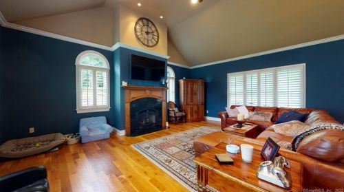 3 Parkwood Dr, Brookfield Center, CT 06804-3916