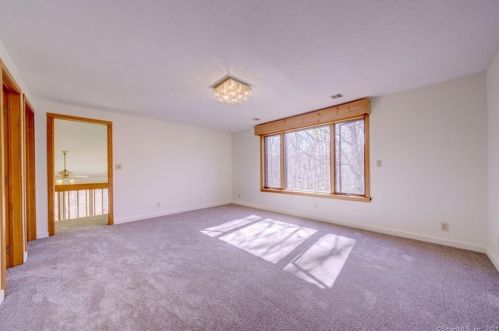 5 Bramble Bush Dr, Niantic CT  06357-1802 exterior