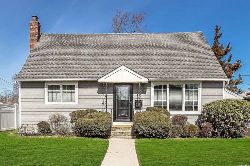 228 Swansdowne Dr, Seaford, NY 11783-1050