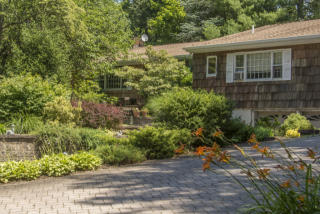 1 Chestnut Stump Rd, Northport, NY 11768-2620