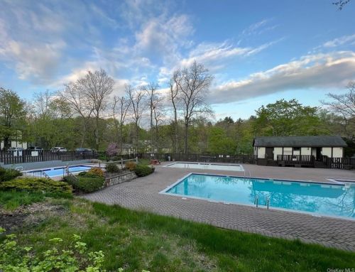 40 Foxwood Dr, Pleasantville NY  10570-1115 exterior