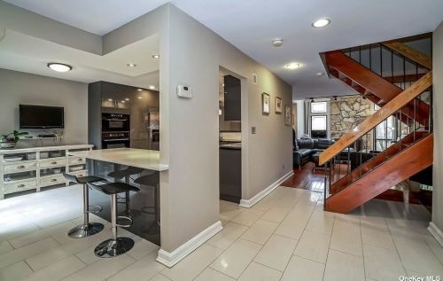 8 Wimbledon Ct, Muttontown NY  11753-2821 exterior