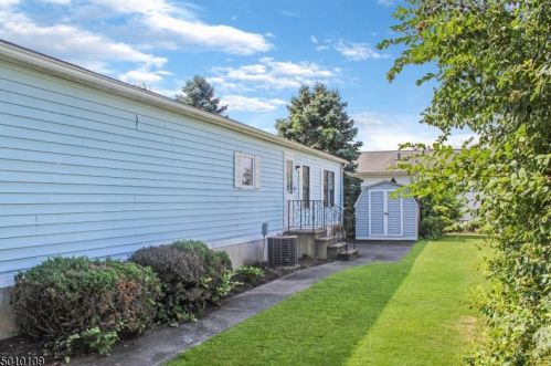 7 Dawn Dr, Belvidere NJ  07823-2844 exterior