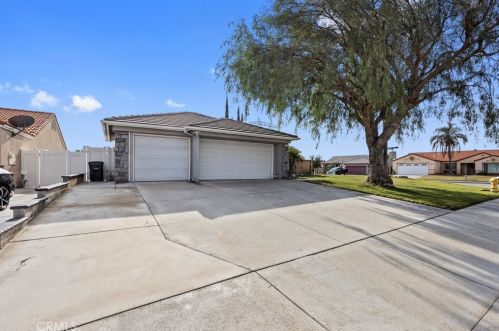 2869 Plaza Serena Dr, Rialto CA  92377-3437 exterior