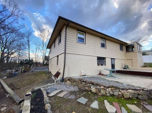 142 Hauser St, Waterbury, CT 06704-2634