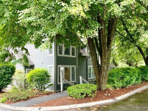 6 Amity Pl, Amherst, MA 01002-2255