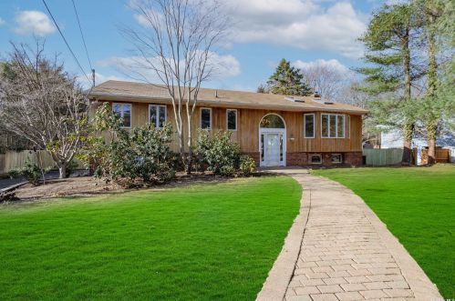 307 Maplewood Rd, Huntington Station, NY 11746-2854