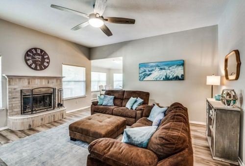 637 Oak View Ct, Azle, TX 76020-2553