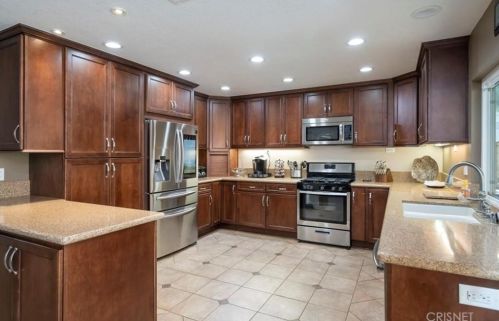 27025 Las Mananitas Dr, Santa Clarita CA  91354-2205 exterior