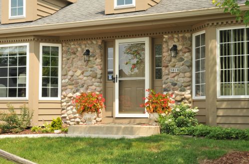 3818 Oakridge Ct, Milwaukee, WI 53228-1367