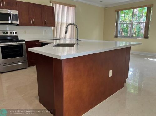 16800 36 Ct, Hollywood FL exterior