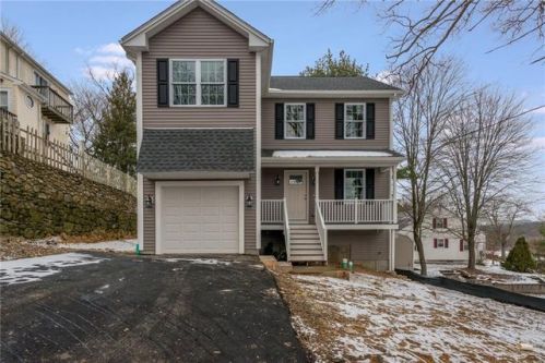15 Vose St, Lincoln, RI 02838-1163