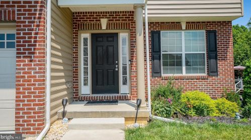 1099 Swallow Tail Ln, Breinigsville, PA 18031
