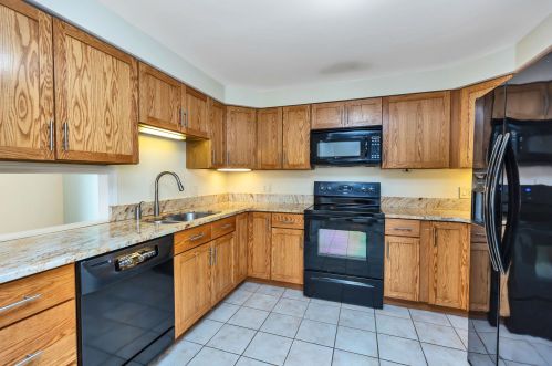 85 Walden Pond Dr, Nashua NH  03064-2877 exterior