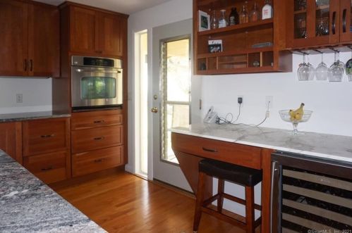 180 Long Hill Rd, Wallingford CT  06492-4934 exterior