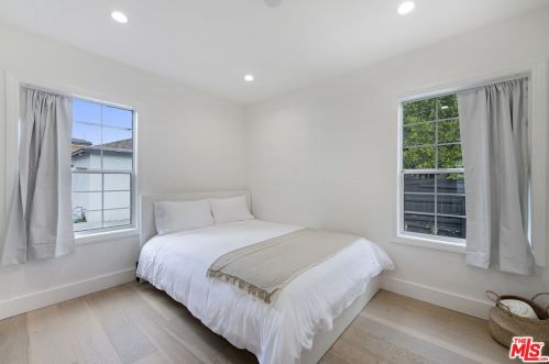 5143 Newcastle Ave, Van Nuys CA  91316-3512 exterior