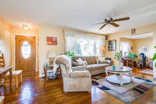 30 Patchogue Rd, Scotts Beach, NY 11789-1422