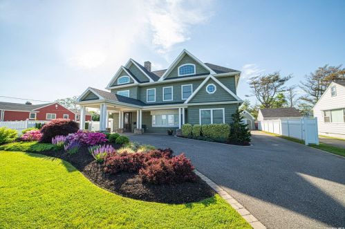 11 Aldrich Ct, Bayshore, NY 11706-8749