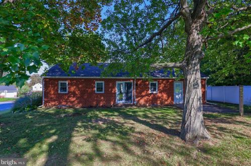 1898 Manor Ridge Dr, Lancaster PA  17603-4447 exterior