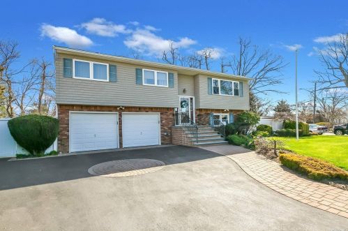 1 Jacqueline Ct, Babylon, NY 11704-7007