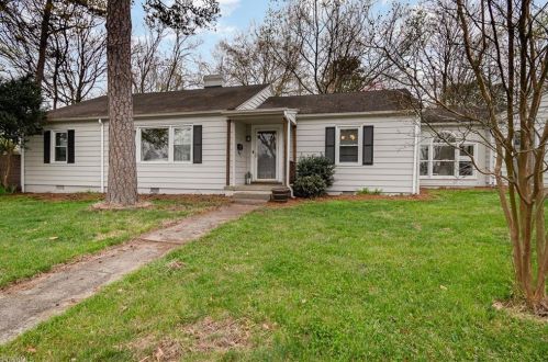 1701 Friendly Ave, Greensboro NC  27403-1238 exterior