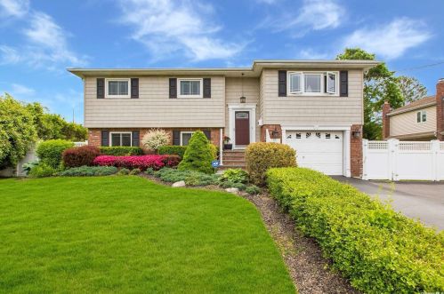 55 Bayview Dr, Oakdale, NY 11769-2207
