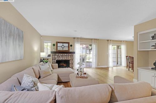 7426 Stonedale Dr, Pleasanton CA  94588-3737 exterior