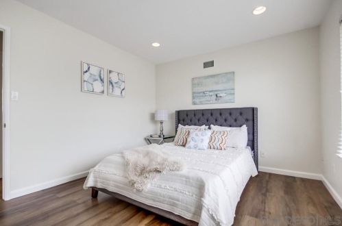 6738 Dennison St, San Diego CA 92122-2431 exterior