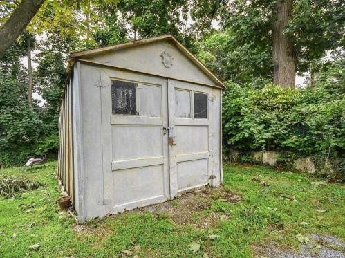 61 Roslyn Dr, Muttontown NY  11545-1733 exterior