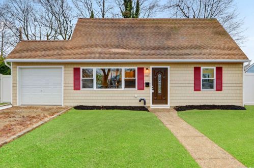 2117 Washington Ave, Seaford, NY 11783-2200