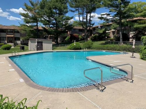 42 Sierra Vista Ln, Valley Cottage, NY 10989-2701