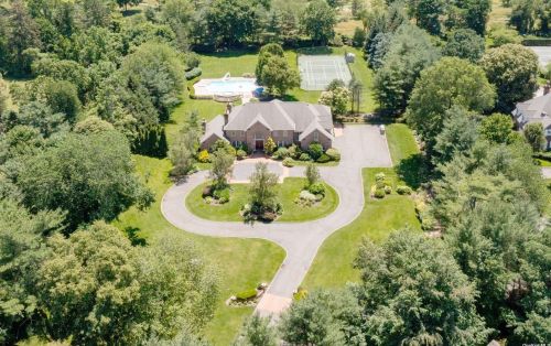 89 Pound Hollow Rd, Muttontown, NY 11545-2211