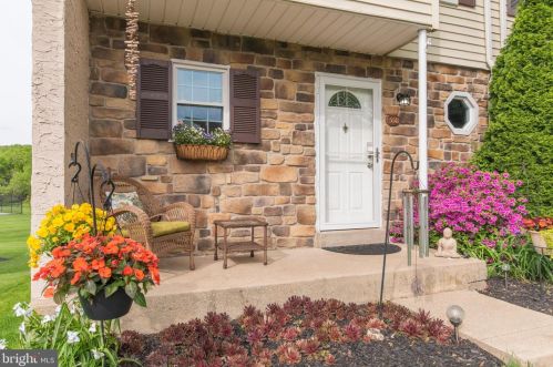 558 Lancaster Ct, Downingtown, PA 19335-4209