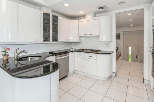 1089 Fordham Ln, Woodsburgh NY  11598-1015 exterior