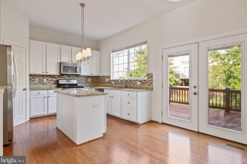 2485 Wheat Meadow Cir, Herndon VA  20171-3055 exterior