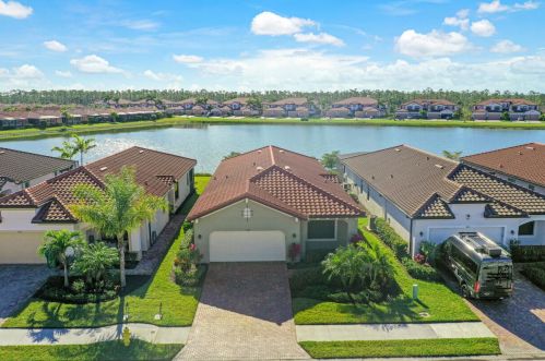1607 Santiago Cir, Naples, FL 34113