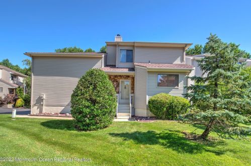39 Pennybrook Ln, Middletown, NJ 07748-3530
