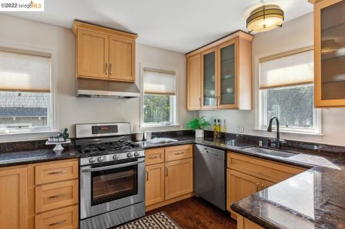 5904 Canning St, Oakland CA 94609-1306 exterior