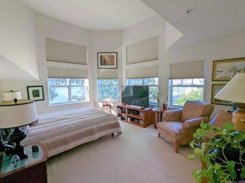 623 Viewpoint Ter, Peekskill NY  10566-6210 exterior