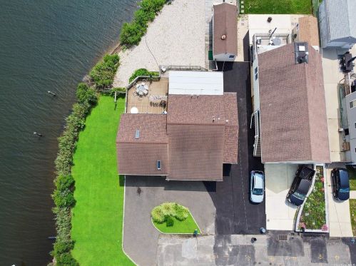 2 Shore Pl, North Lindenhurst, NY 11757-6323