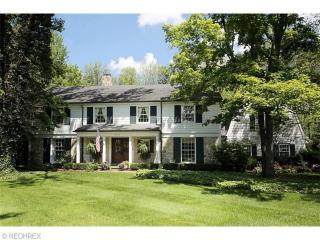 32425 Woodsdale Ln, Cleveland, OH 44139-1338