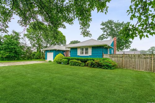 231 Nevada St, North Lindenhurst, NY 11757-5203