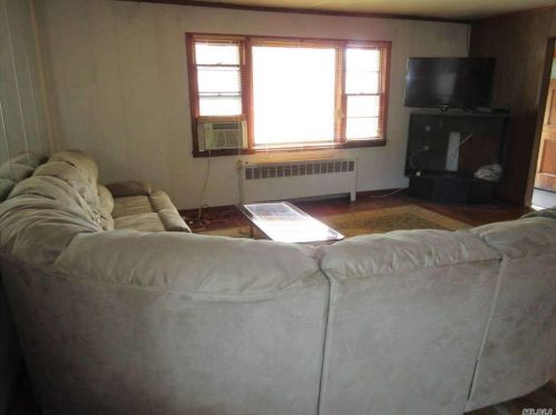 251 Sheridan St, Westbury, NY 11590-3620
