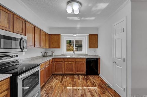 902 Sand Stone Dr, Wapping, CT 06074-2871