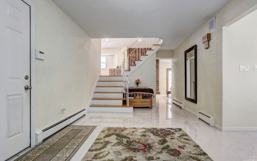 94 Burr Rd, Elwood, NY 11731-5336