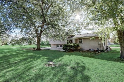 6118 Twin Oak Dr, Greendale WI  53129-2662 exterior