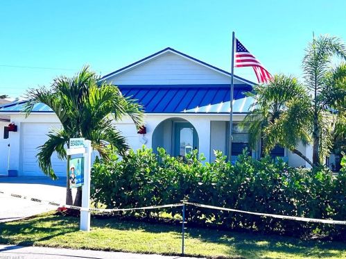 682 95th Ave, Naples, FL 34108-2455