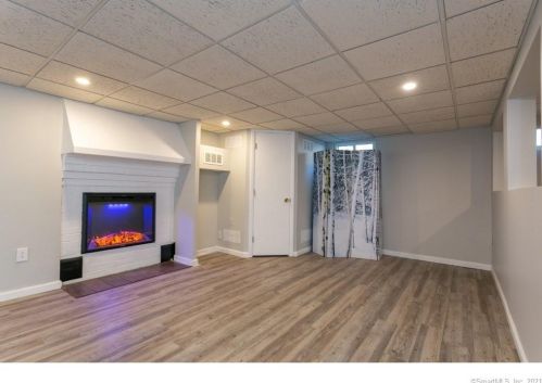 24 Hotchkiss Rd, Farmington CT  06032-2810 exterior