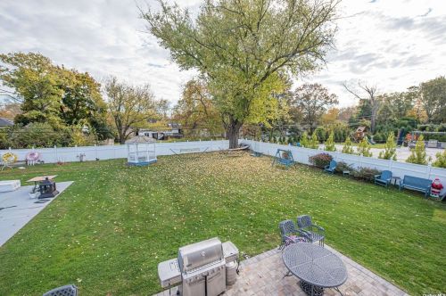 28 Hammond Rd, Elwood NY  11731-4810 exterior