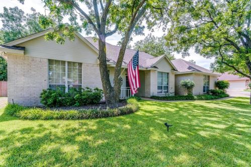 6305 Kenilworth Ct, Granbury, TX 76049-4131